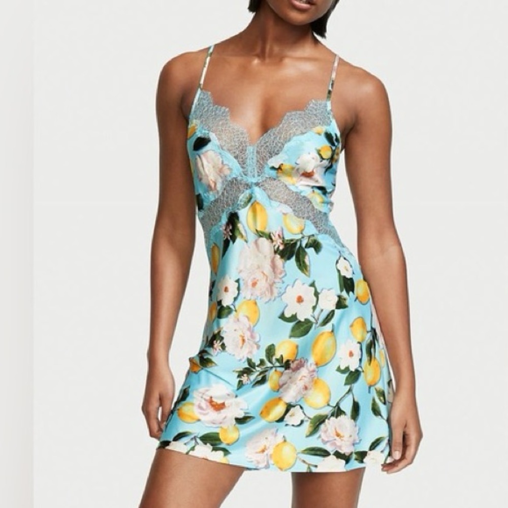 Victorias Secret 🩵 Elegant floral chemise with delicate lace trim 💛 size LG 🍋
